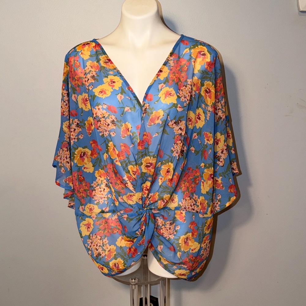 Umgee USA ladies V-neck, twist front blue floral blouse. Size 2XL.